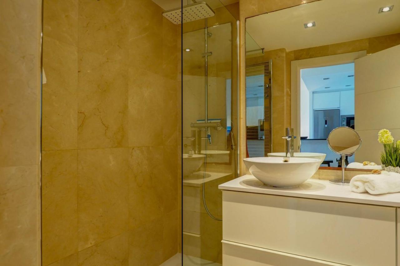 Mediterraneo Seaview Apartment By Hello Homes Ситжес Екстериор снимка